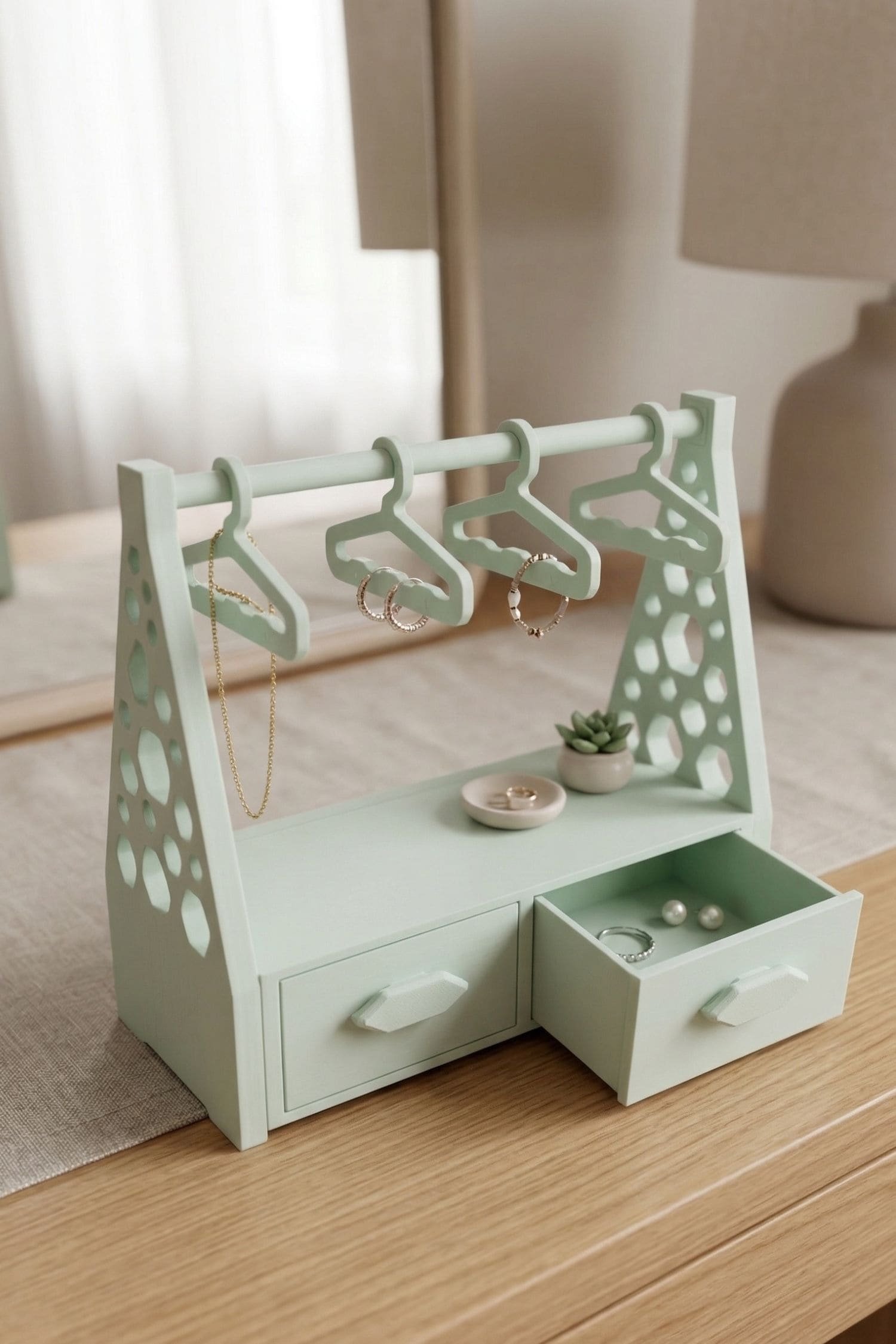 Stojalo za nakit s predali